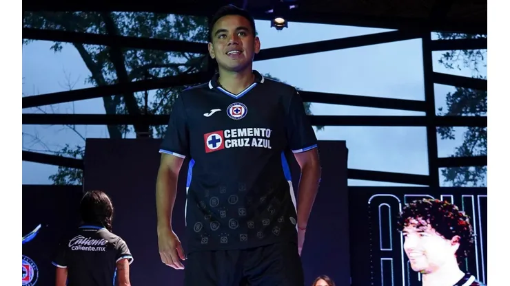 Charly Rodríguez lució el uniforme alternativo de Cruz Azul.