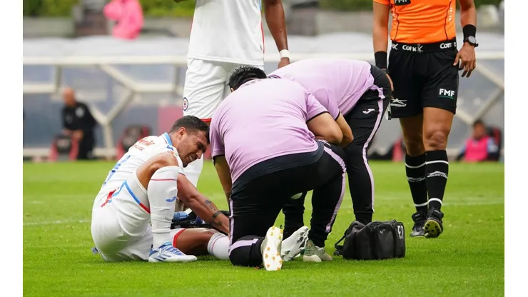 Escobar fue atendido pero después pudo seguir en el partido.