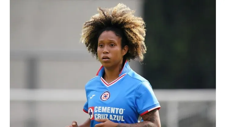 Karla Riley en su debut con Cruz Azul