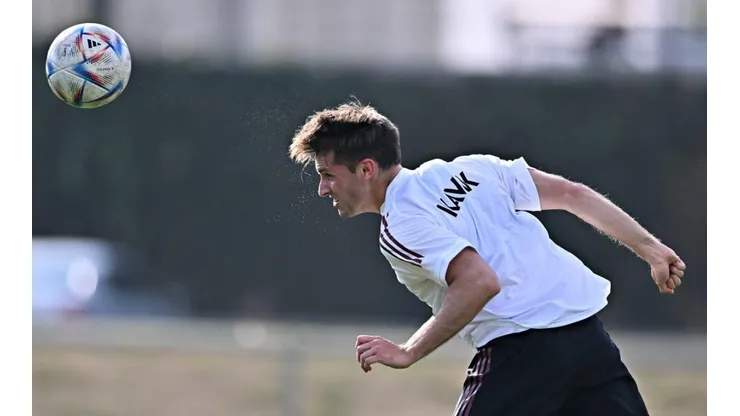 El delantero mexicano en un entrenamiento