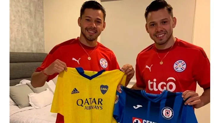 Ángel Romero al lado de su hermano Óscar y sus camisetas de Cruz Azul y Boca.