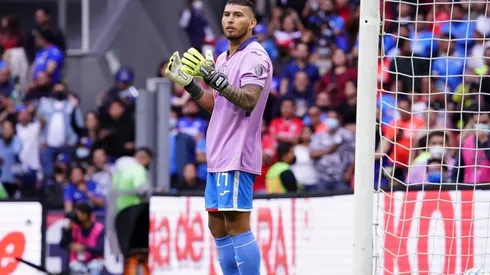 Escobar se colocó bajo los tres palos