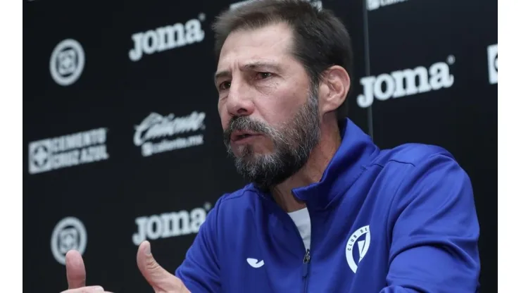López de Silanes compareció ante los medios de comunicación
