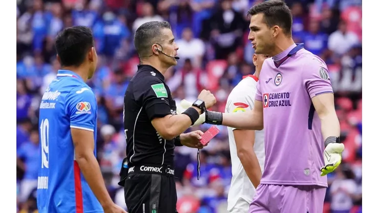 Jurado pidiendo una explicación al central.