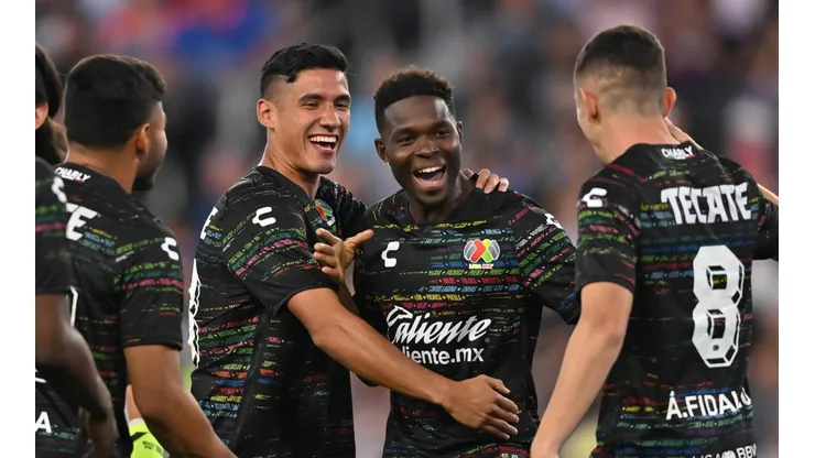 Antuna celebrando con Hurtado.