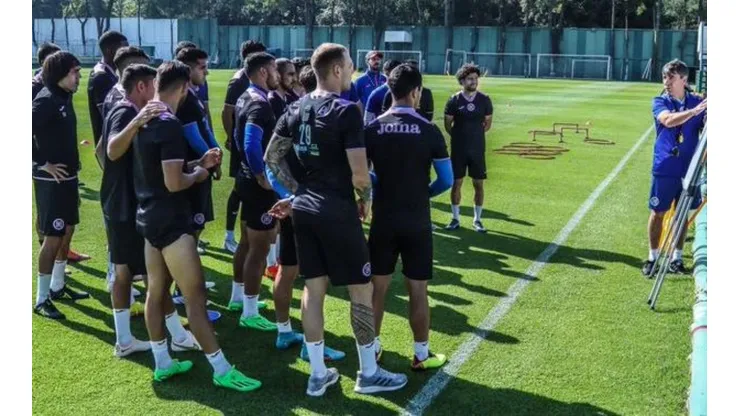 El cuadro de Aguirre alistando los últimos detalles.