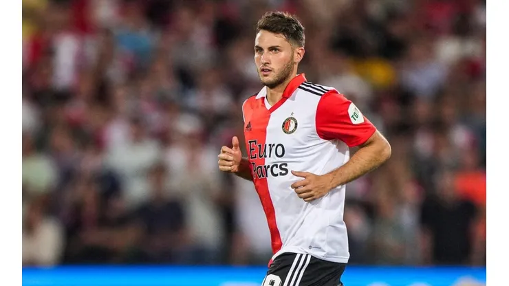 Santi Giménez entró de cambio al minuto 77 para debutar oficialmente con el Feyenoord.