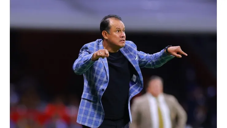 El entrenador peruano en un partido con Cruz Azul