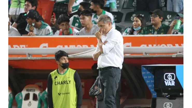 El técnico uruguayo en el partido contra el Santos