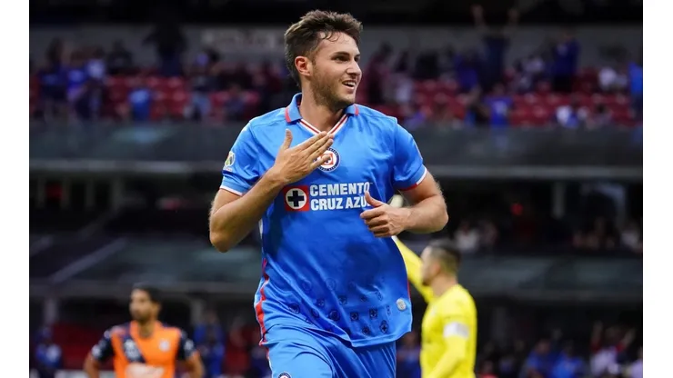Santi celebrando uno de sus últimos goles en Cruz Azul.