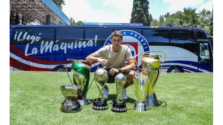 Santi posó con los trofeos que ganó en La Noria.