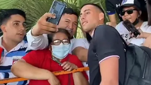 Ramiro atendiendo a los aficionados celeste.