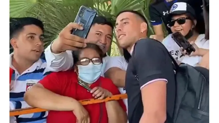 Ramiro atendiendo a los aficionados celeste.