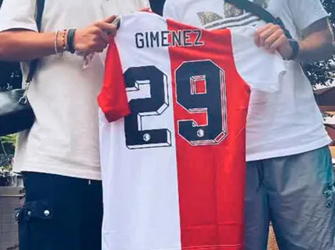 El primer ex Cruz Azul en presumir la playera de Santi Giménez