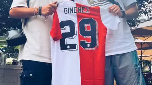 Santi Giménez ya comenzó a repartir en México su camiseta del Feyenoord.