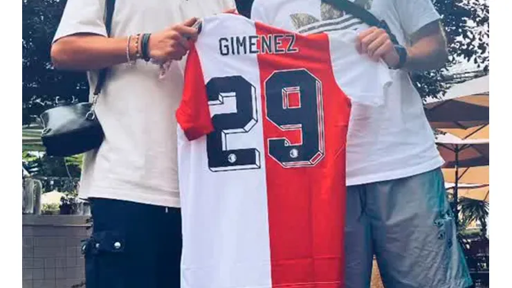 Santi Giménez ya comenzó a repartir en México su camiseta del Feyenoord.