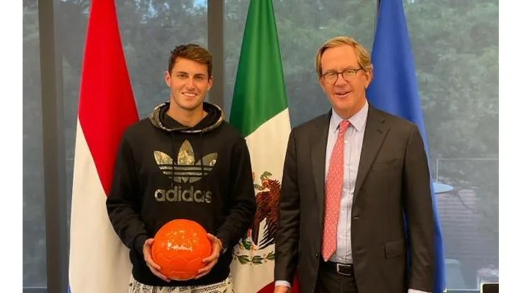 Santi con su visa de trabajo ya tramitada.
