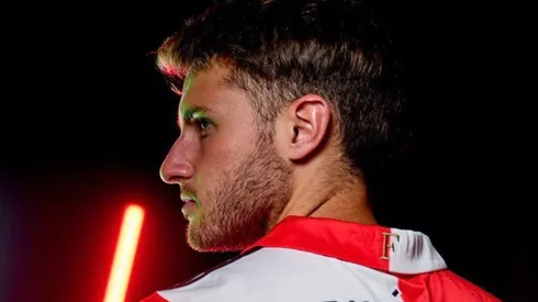 El delantero mexicano firmó con el Feyenoord por cuatro años