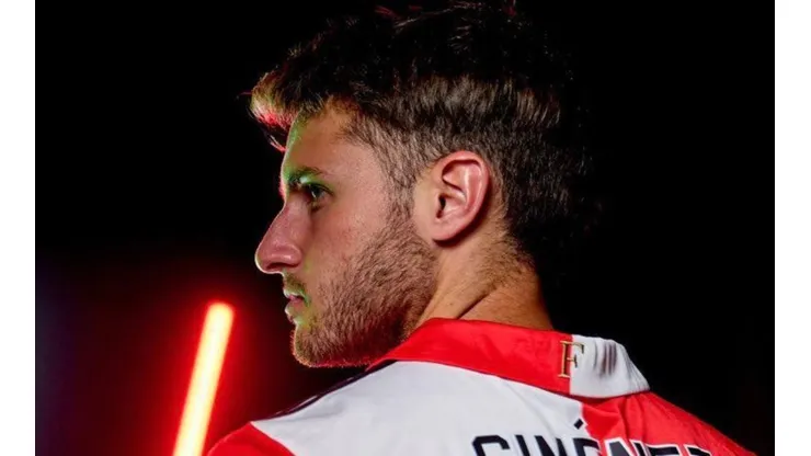 El delantero mexicano firmó con el Feyenoord por cuatro años