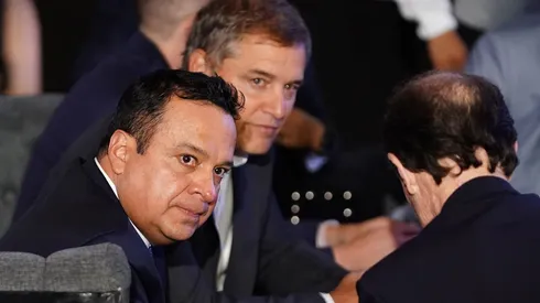 El presidente de Cruz Azul Víctor Velázquez con Diego Aguirre y Jaime Ordiales.