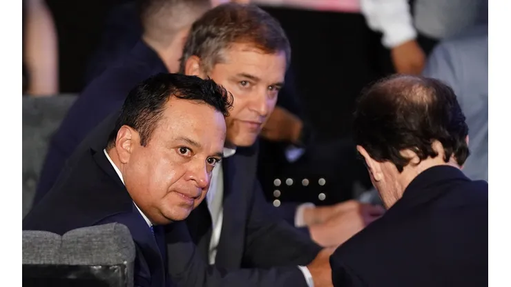 El presidente de Cruz Azul Víctor Velázquez con Diego Aguirre y Jaime Ordiales.