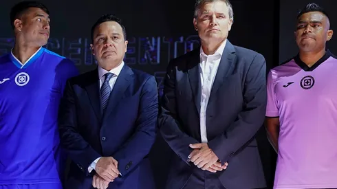 El presidente Víctor Manuel Velázquez al lado del DT Diego Aguirre.