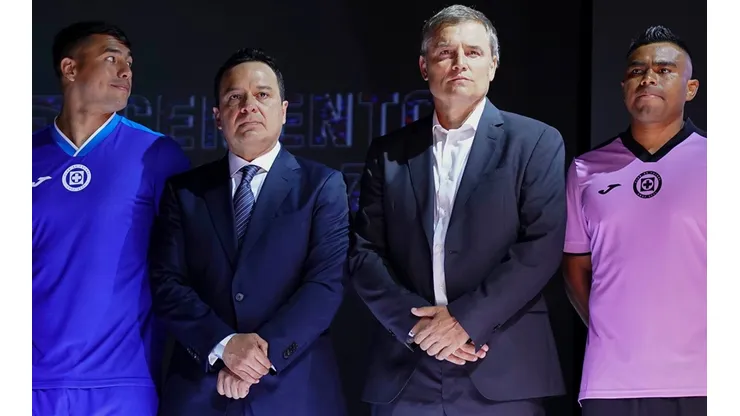 El presidente Víctor Manuel Velázquez al lado del DT Diego Aguirre.