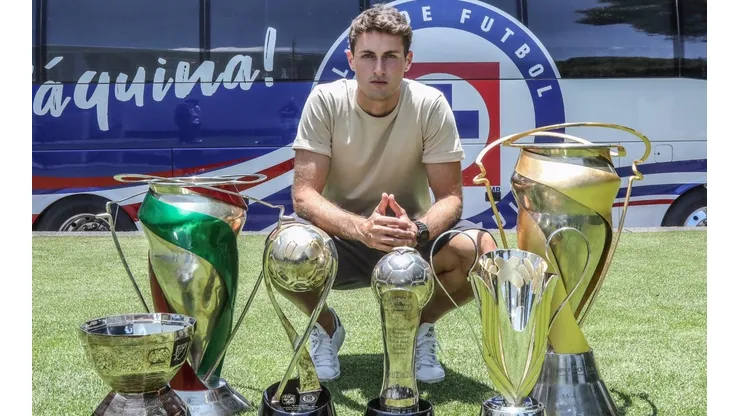 Santi Giménez se marchó de Cruz Azul para cumplir el sueño europeo.