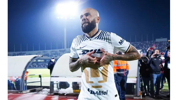 Dani Alves ya debutó con Pumas, pero pudo llegar a Cruz Azul.