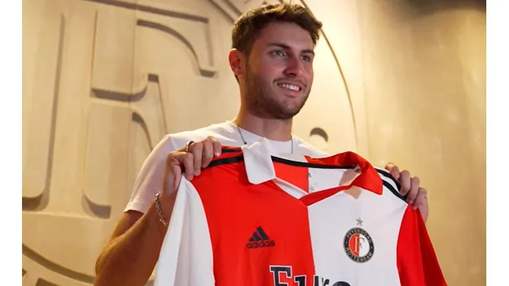Santi Giménez ya lució la camiseta del Feyenoord.