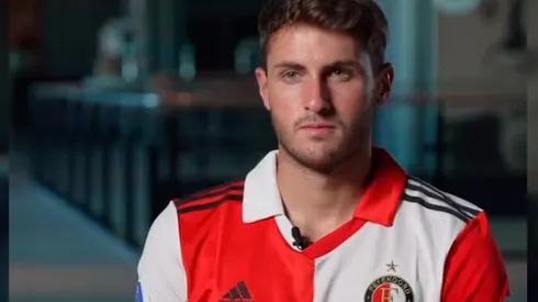 Santi Giménez fue presentado como jugador de Feyenoord.