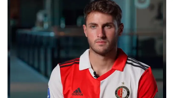 Santi Giménez fue presentado como jugador de Feyenoord.