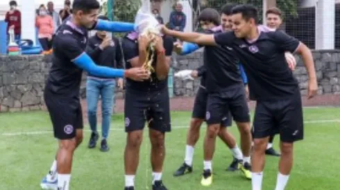 En fila india, Morales pasó por en medio de sus compañeros para ser bañado en harina.