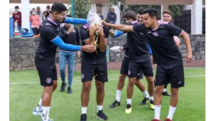 En fila india, Morales pasó por en medio de sus compañeros para ser bañado en harina.