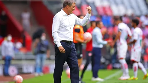 Diego desde la zona técnica en el duelo ante Necaxa.