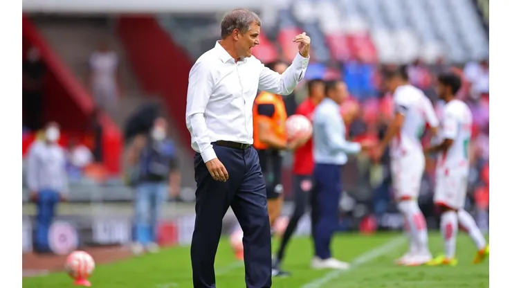 Diego desde la zona técnica en el duelo ante Necaxa.