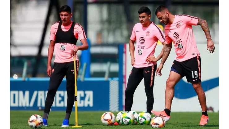 Edson Álvarez fue un valedor de la llegada de Santi al Feyenoord
