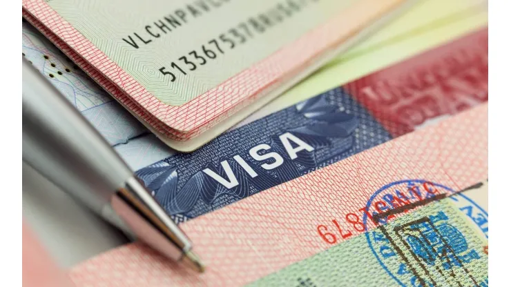 Los papeles migratorios son un requisito.
