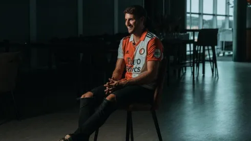El delantero fue presentado como jugador del Feyenoord