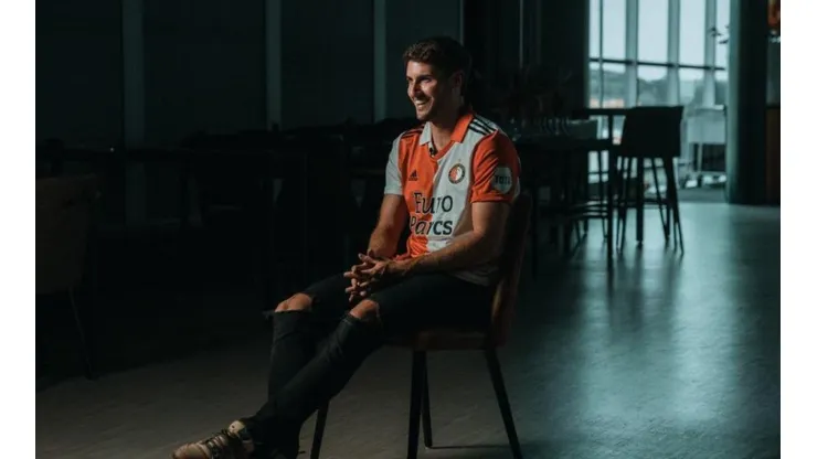 El delantero fue presentado como jugador del Feyenoord