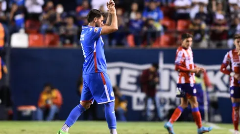 Santi Giménez deja el campo.