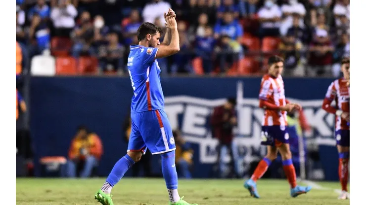 Santi Giménez deja el campo.