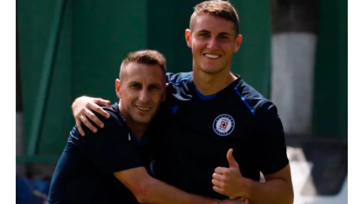 Chaco fue clave para la salida de Santi Giménez de Cruz Azul a Europa.