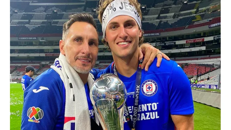 Chaco y Santi Giménez juntos en el campeonato de Cruz Azul en el 2021.