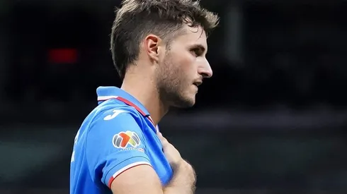 Santi Giménez salió lastimado de su partido de despedida de Cruz Azul.