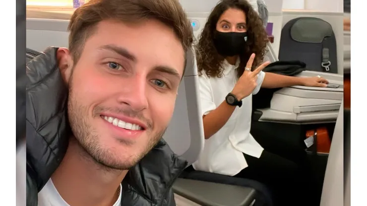 Santi Giménez compartio una foto desde el avión rumbo a los Países Bajos.