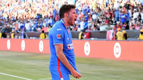 Santiago Giménez celebrando su gol.