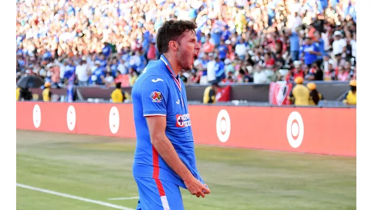 Santiago Giménez celebrando su gol.