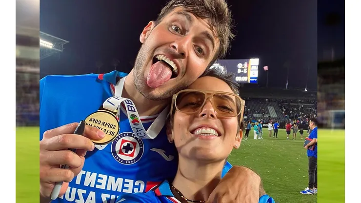 Santi Giménez al lado de su novia Fer Serrano en el último título de Cruz Azul.