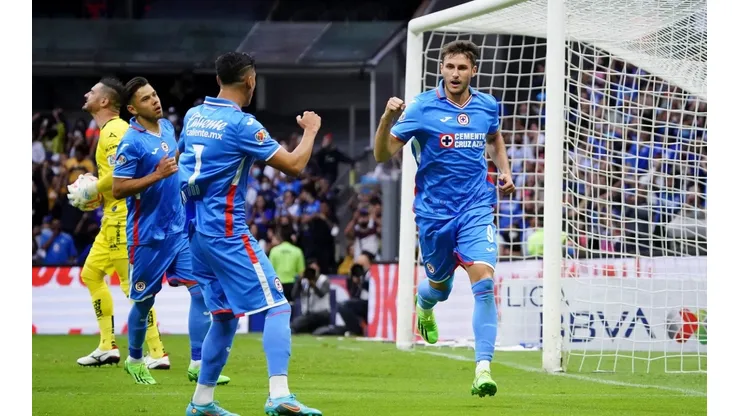 Cruz Azul mantiene el invicto con doblete de Santi Giménez